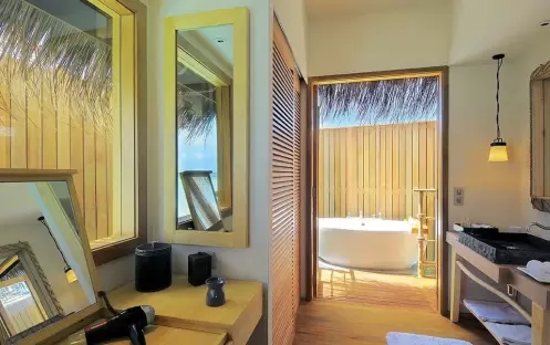 Constance Moofushi-Senior Water Villa Walkway_4842